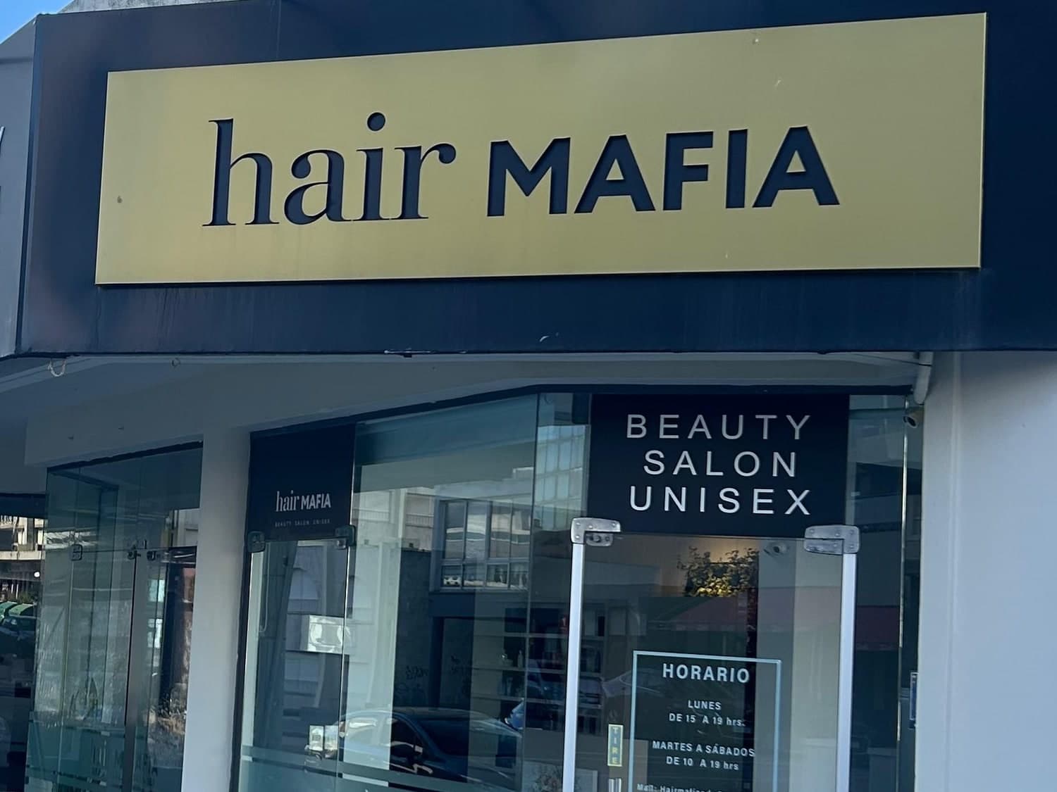 Fachada del salón Hair Mafia en Punta del Este
