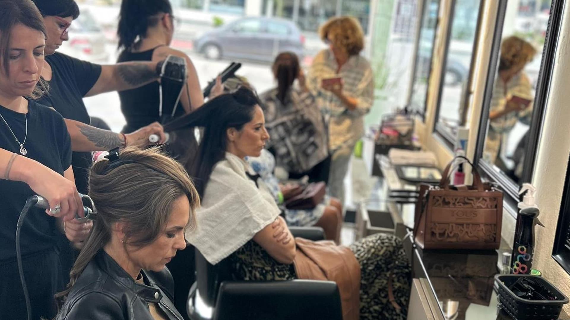 Equipo Hair Mafia trabajando en el salón de Punta del Este